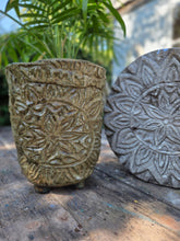 Load image into Gallery viewer, The Creative Club Sculpt, Burn and Carve Workshops at the earth studios.
